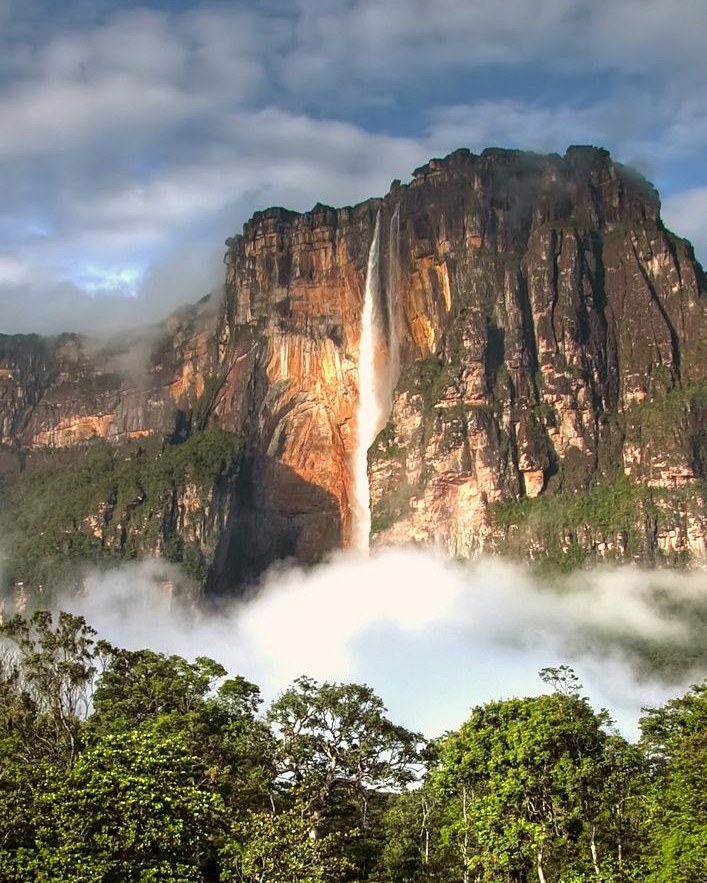 El Salto Ángel cayendo por la pared del Auyán-tepui
