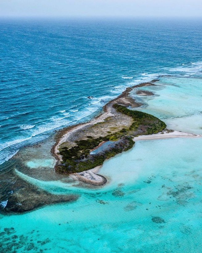 Vista aérea de un cayo de arena de La Tortuga rodeado de agua turquesa