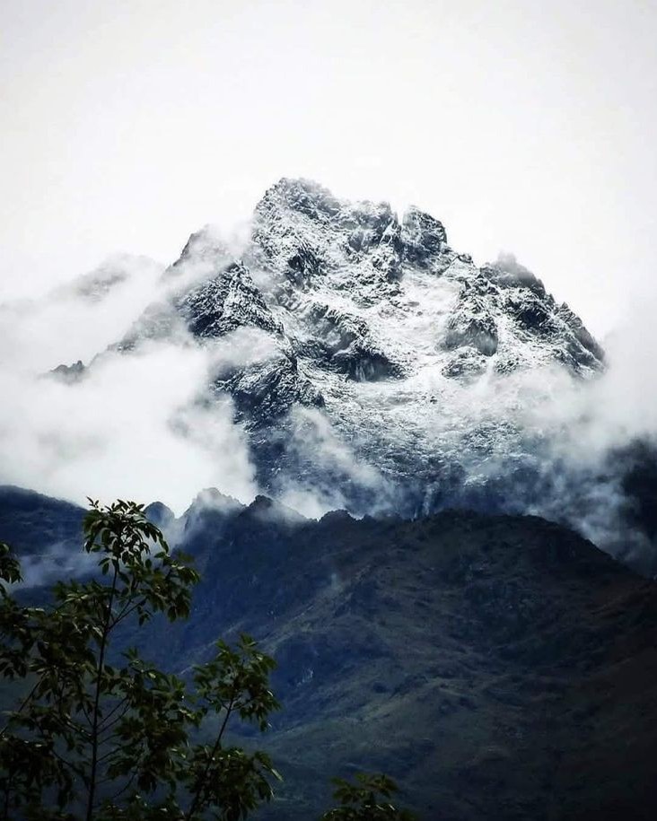El Pico Bolívar nevado asomando entre las nubes, en la Sierra Nevada de Mérida
