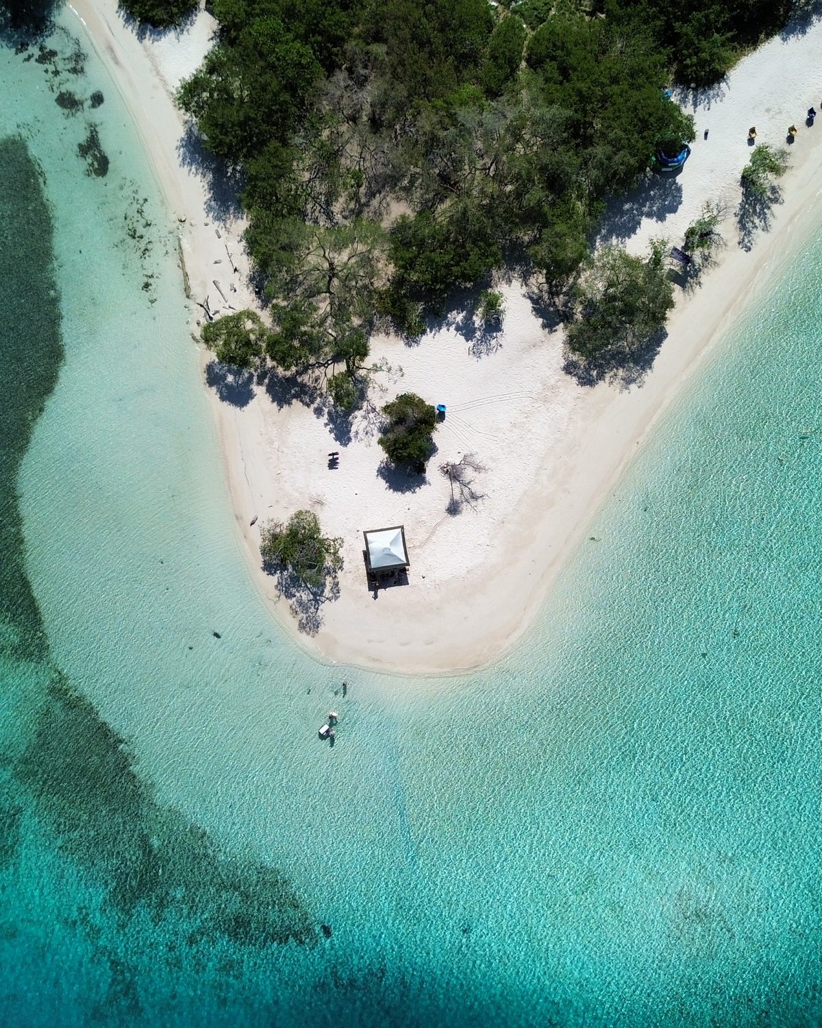 Un cayo de arena blanca rodeado de agua turquesa, visto desde el aire