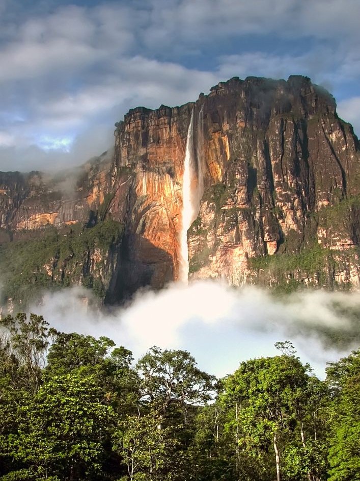 El Salto Ángel cayendo desde el Auyán-tepui