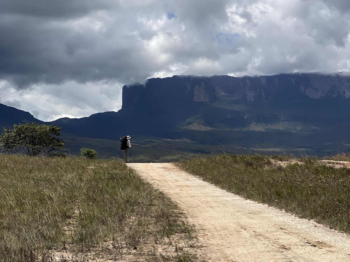 El sendero hacia el Roraima, con la meseta plana al fondo bajo los nubarrones