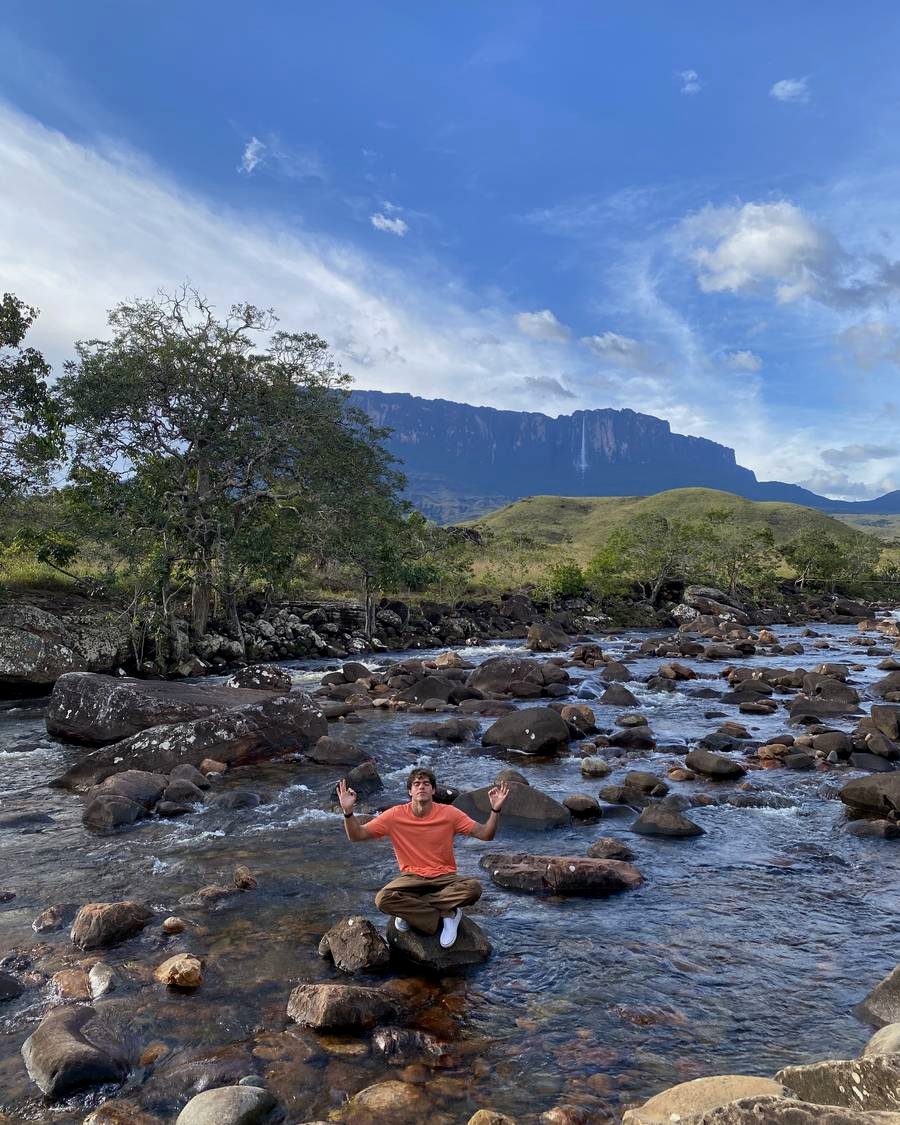 Un río de piedras en la Gran Sabana, con los tepuyes al fondo