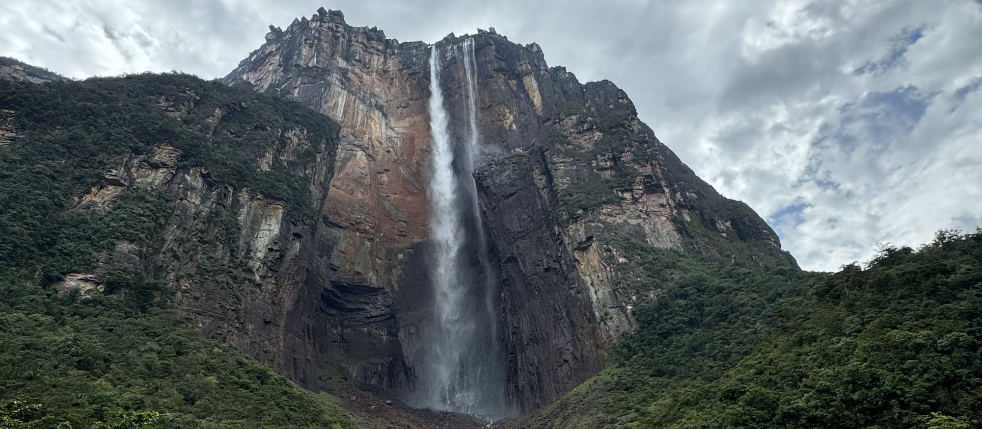 La pared del Auyán-tepui con el Salto Ángel cayendo entera hasta la selva